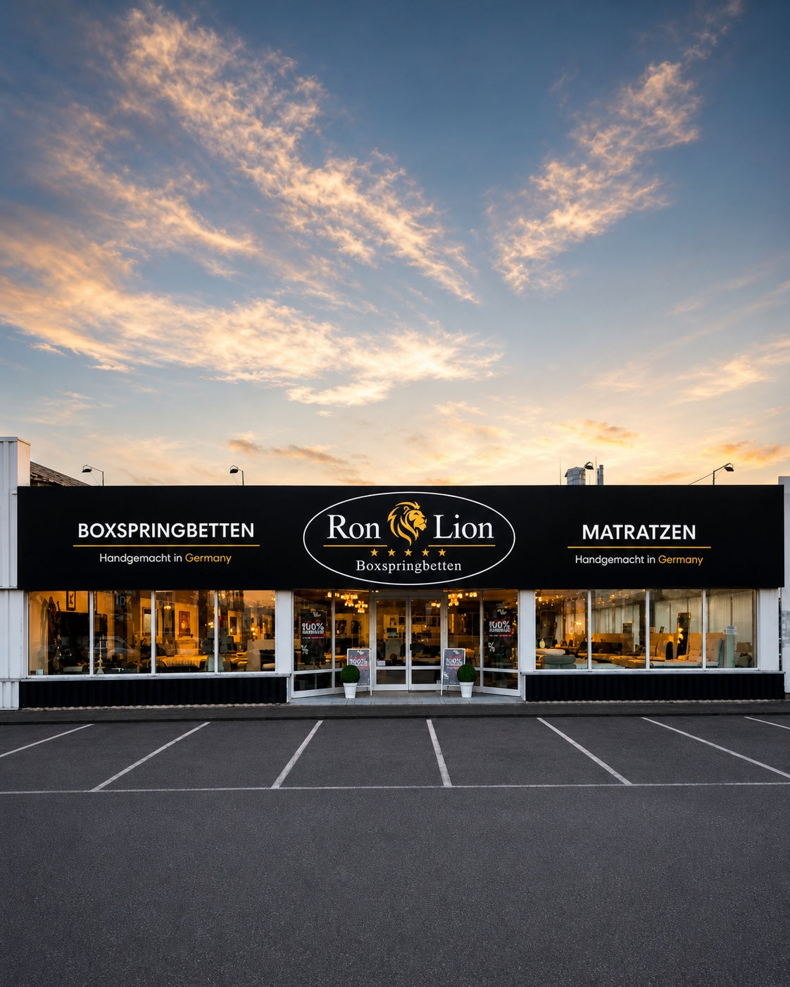 Ron Lion Showroom in Krefeld bei stimmungsvoller Abendbeleuchtung