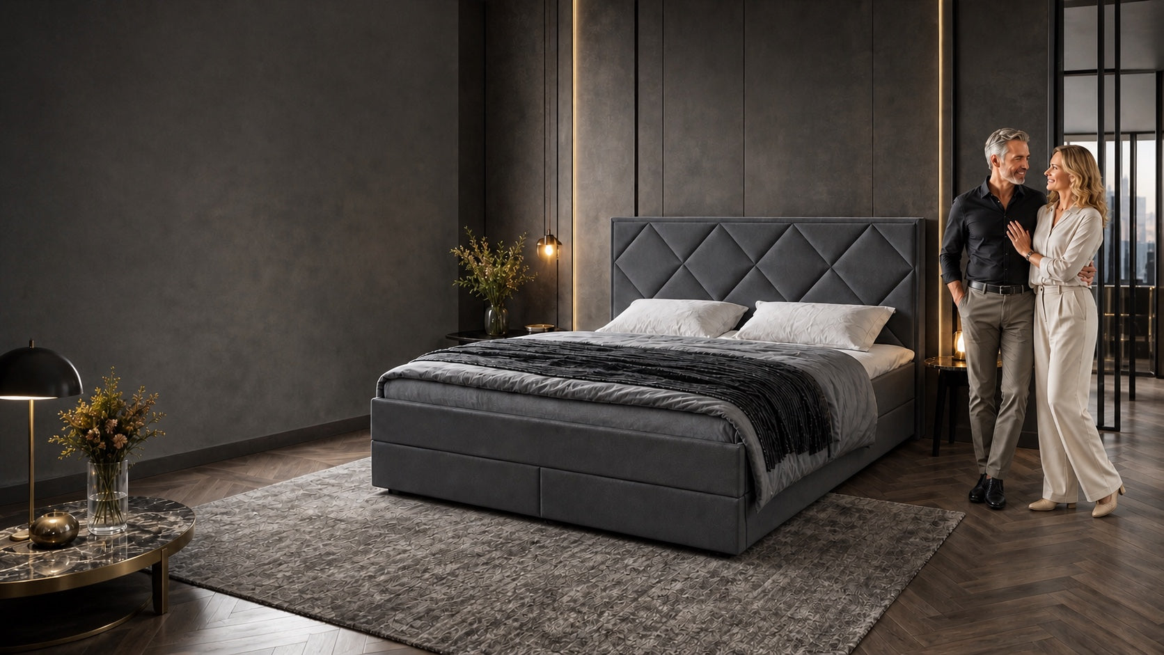 Paar neben einem individuell gestalteten Ron Lion Boxspringbett