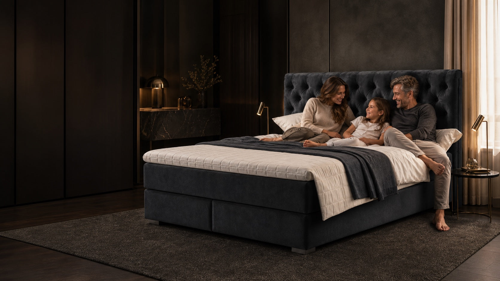 Familie auf dem Ron Lion Boxspringbett Chesterfield