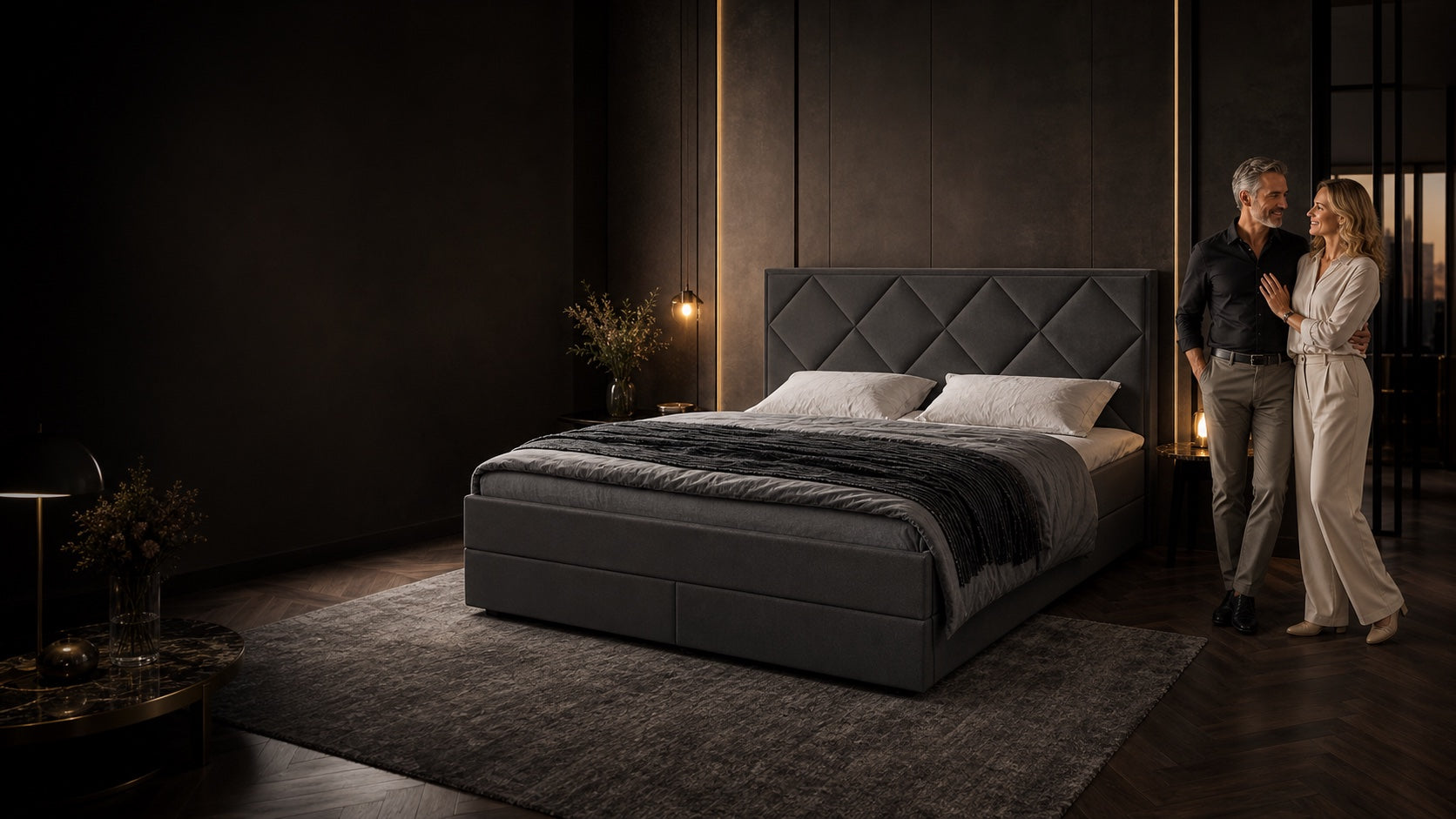 Paar neben dem Ron Lion Boxspringbett New York