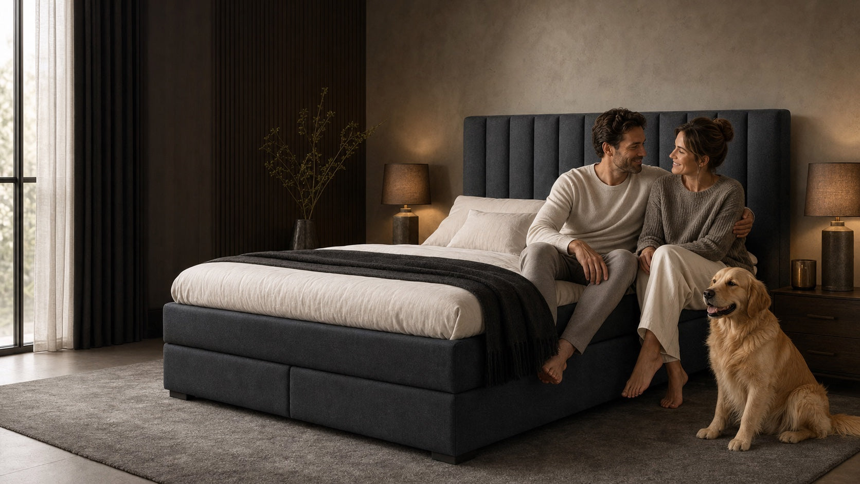Paar mit Hund auf dem Ron Lion Boxspringbett Portofino